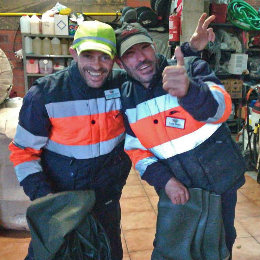 Camión de desatascos de Net & Clair Barbanza S.L.U. saliendo a un aviso en el Barbanza