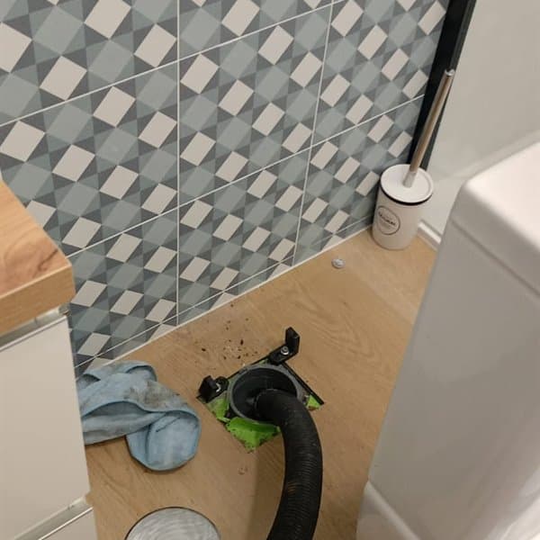 Desatasco del desagüe de un baño en una vivienda del Barbanza