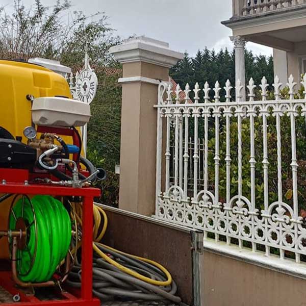 Equipo de hidrolimpieza a presión preparado en el acceso a una vivienda