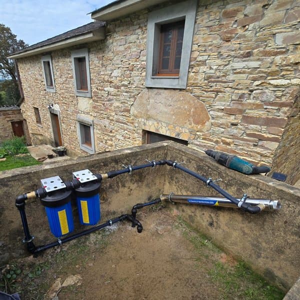 Instalación de un equipo de filtrado de agua en una casa del Barbanza