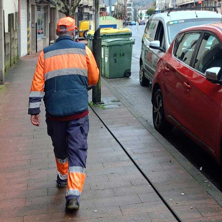 Operario de Net & Clair Barbanza S.L.U. en un trabajo de limpieza viaria en Noia