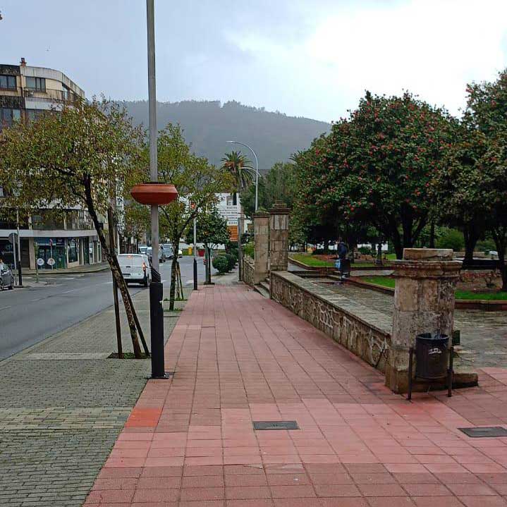 Limpieza de placas solares sobre la cubierta de una nave en el Barbanza