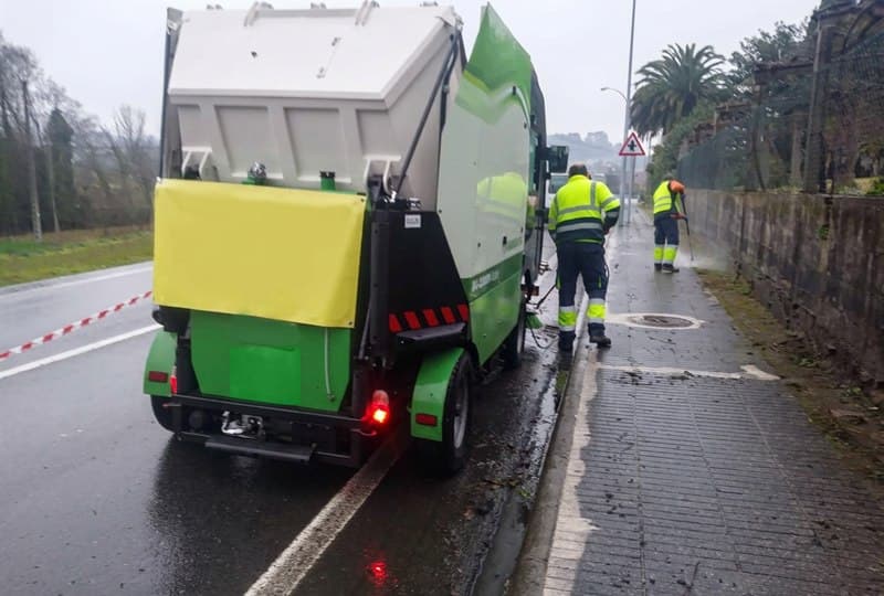 Camión de gran capacidad limpiando la red de saneamiento de un concello del Barbanza
