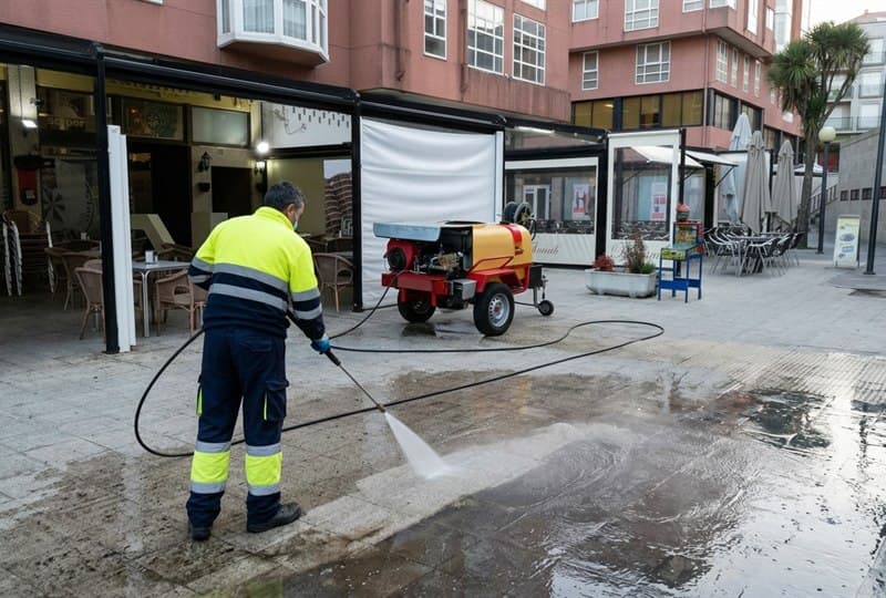 Limpieza con agua a presión de una plaza peatonal en un ayuntamiento del Barbanza