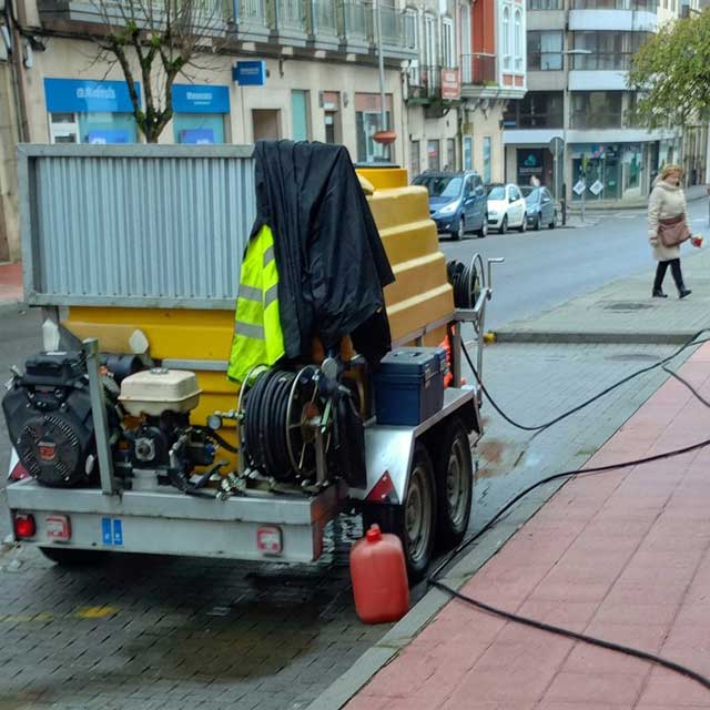 Equipo de hidrolimpieza a presión de Net & Clair Barbanza S.L.U. trabajando en una calle del Barbanza