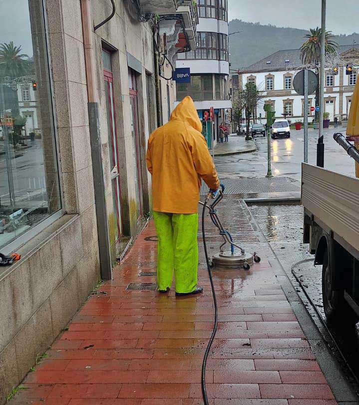 Operarios de limpieza profesional de Net & Clair Barbanza S.L.U. en el Barbanza