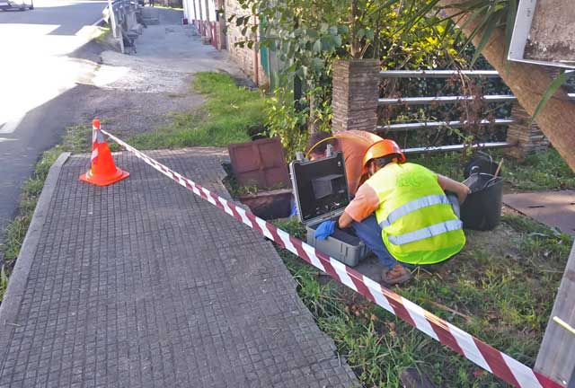 Camión de desatascos de Net & Clair Barbanza S.L.U. trabajando en el Barbanza