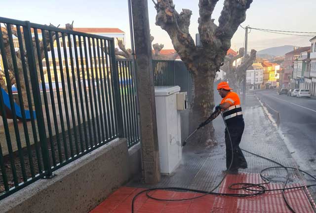 Barredora de Net & Clair Barbanza S.L.U. realizando limpieza viaria en el Barbanza